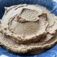 Hummus de garbanzo con salsa de trufa y ajo negro