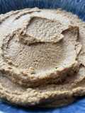 Hummus de garbanzo con salsa de trufa y ajo negro