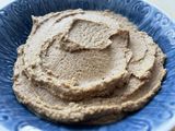 Hummus de garbanzo con salsa de trufa y ajo negro