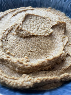 Una foto de Hummus de garbanzo con salsa de trufa y ajo negro