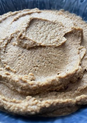 Una foto de Hummus de garbanzo con salsa de trufa y ajo negro