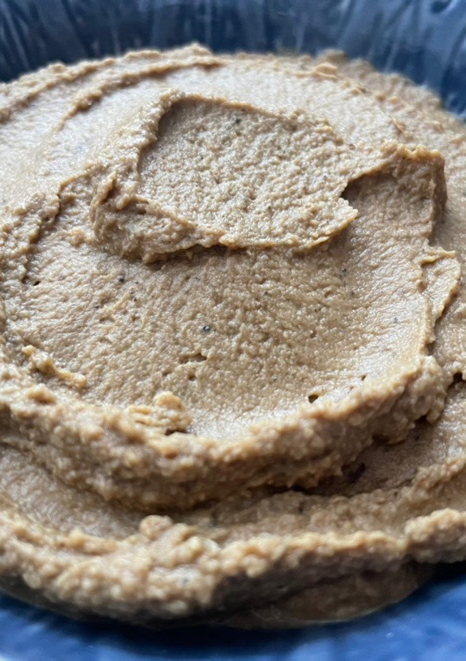 Una foto de Hummus de garbanzo con salsa de trufa y ajo negro