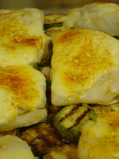 Una foto de Bacalao al horno con alioli de queso crema y calabacines