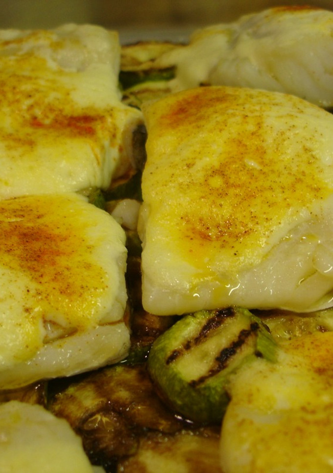 Una foto de Bacalao al horno con alioli de queso crema y calabacines