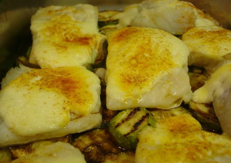 Bacalao al horno con alioli de queso crema y calabacines