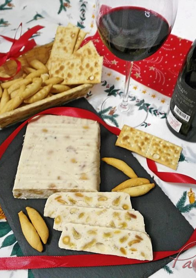 Una foto de Turrón de queso manchego con frutos secos