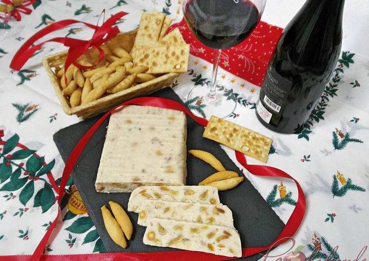Turrón de queso manchego con frutos secos