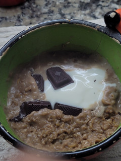 Una foto de Porridge de avena de chocolate amargo y naranja