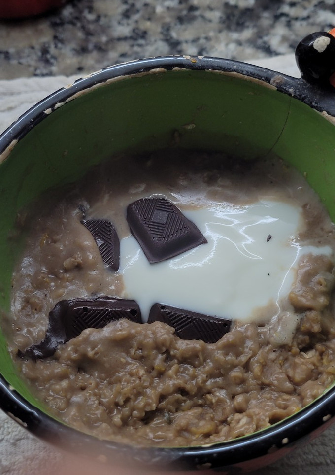Una foto de Porridge de avena de chocolate amargo y naranja