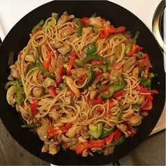 A picture of Stir fry pasta with shrimps.