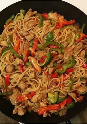 A picture of Stir fry pasta with shrimps.