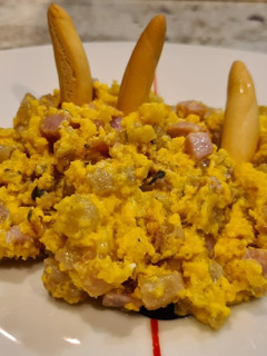 Una foto de Revuelto de cebolleta, panceta y queso