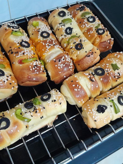 A picture of Chicken bread rolls.