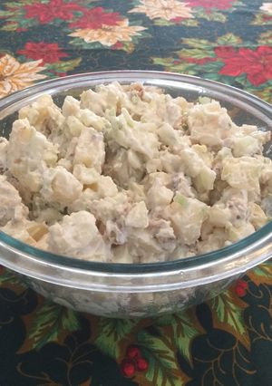Una foto de Ensalada de papas navideña