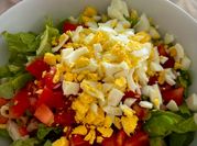 Una foto de ensalada de pasta con pasas