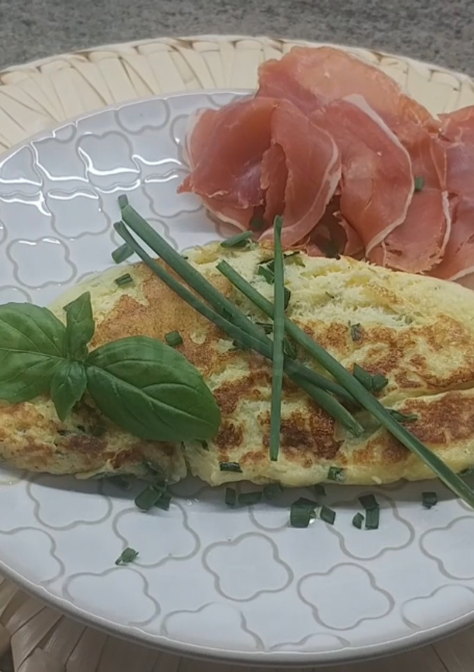 Una foto de Tortilla francesa con cebollino
