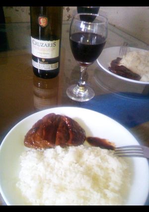 Una foto de Carne en salsa de vino con arroz de ajo