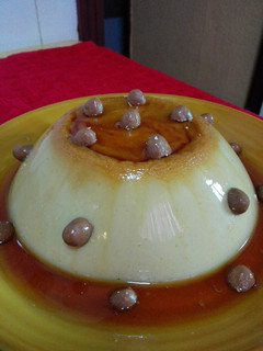 Una foto de Flan con bolitas de chocolate y Bailays