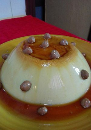 Una foto de Flan con bolitas de chocolate y Bailays