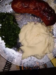 Una foto de Chorizos al horno con puré