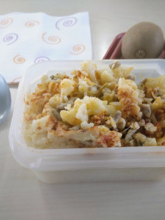 Una foto de Tupper saludable de arroz, carne picada y coliflor