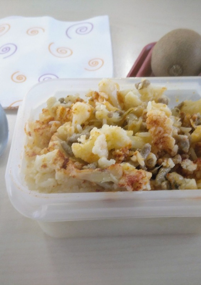 Una foto de Tupper saludable de arroz, carne picada y coliflor