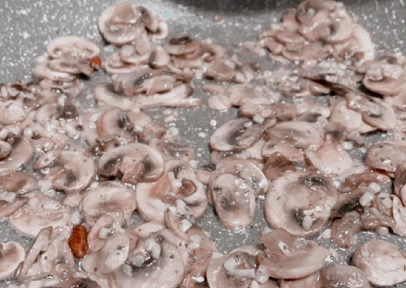 Champiñones al ajillo con jamón