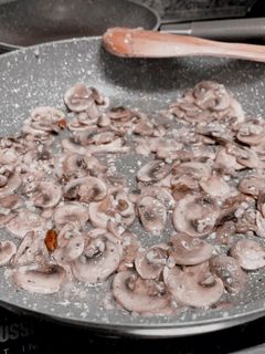 Una foto de Champiñones al ajillo con jamón