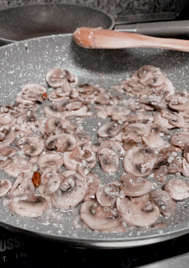 Una foto de Champiñones al ajillo con jamón