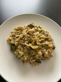 Una foto de 🌱 Risotto de setas y calabacín con queso vegano 🌱