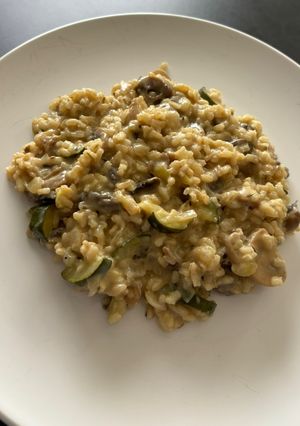 Una foto de 🌱 Risotto de setas y calabacín con queso vegano 🌱