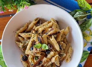 Foto di Pasta fredda con melanzane e pesto di mandorle