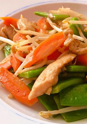 Hình của món Ức Gà Xào Đậu Que Dẹp, Cà Rốt & Giá.