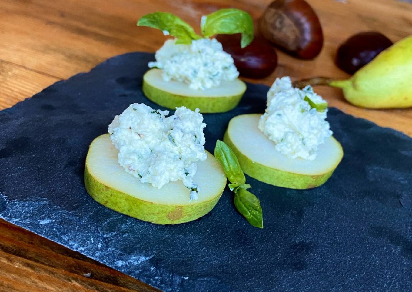 Bouchées de poire et chèvre frais au miel