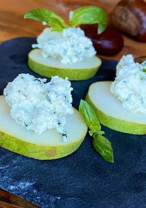 Une photo de Bouchées de poire et chèvre frais au miel