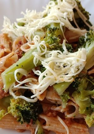 Tésztával és kolbásszal rakott brokkoli #gluténmentes#tejmentes recept fotója