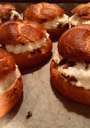 Túrós mazsolás zsömle recept fotója