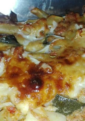 Foto principal de Macarrones con salsa de tomate casera, atún y calabacín