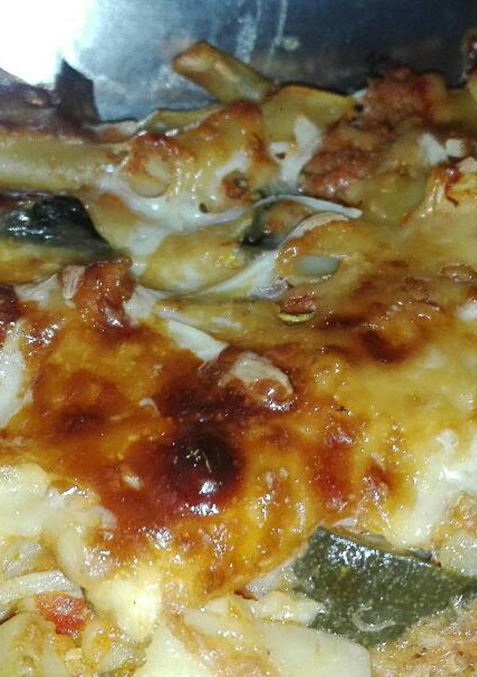 Una foto de Macarrones con salsa de tomate casera, atún y calabacín