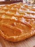Empanada de atún, piquillos y huevo duro