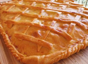 Foto principal de Empanada de atún, piquillos y huevo duro