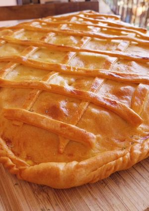 Foto principal de Empanada de atún, piquillos y huevo duro