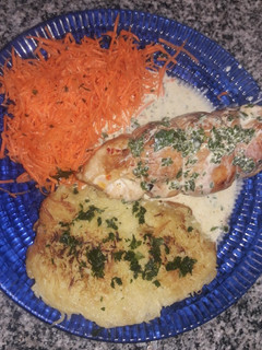 Una foto de Pollo relleno con salsa