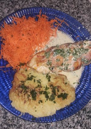 Una foto de Pollo relleno con salsa