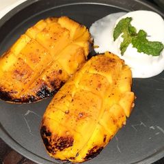 A picture of Grilled Mango with ice cream...🥭🥭🥭🥭.