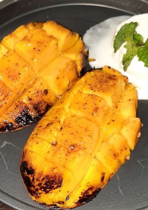 A picture of Grilled Mango with ice cream...🥭🥭🥭🥭.