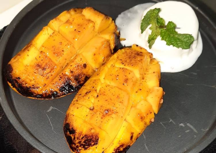 Grilled Mango with ice cream...🥭🥭🥭🥭 Grilled Mango with ice cream…🥭🥭🥭🥭