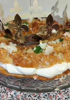 Una foto de Roscón de reyes con nata
