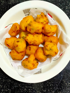 மொறு மொறு குட்டி போண்டா (Kutty bonda recipe in tamil) செய்முறை முக்கிய புகைப்படம்
