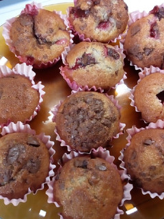 Una foto de Muffins de frutilla y chocolate